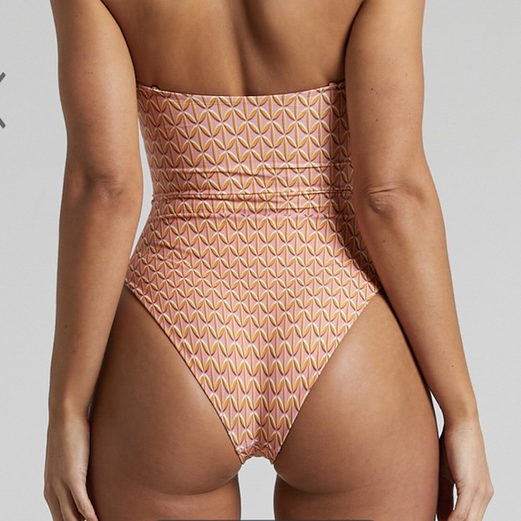 BRAND NEW Showpo Recycled Nylon Cut Out Bandeau One Piece in US size 2 UK 6 - Picture 2 of 7